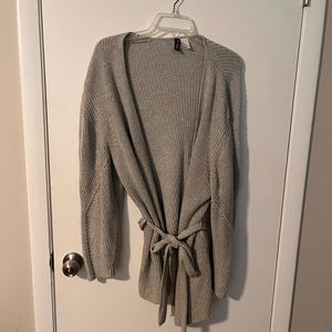 H&M sweater size large.